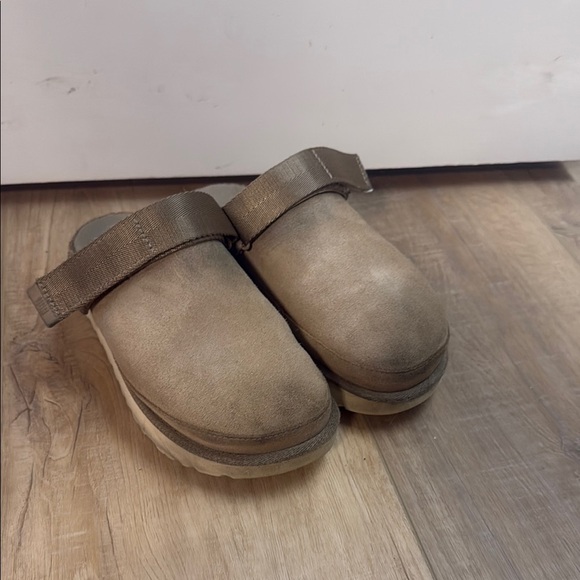 UGG Shoes - UGG Goldenstar women’s clogs size 7.5